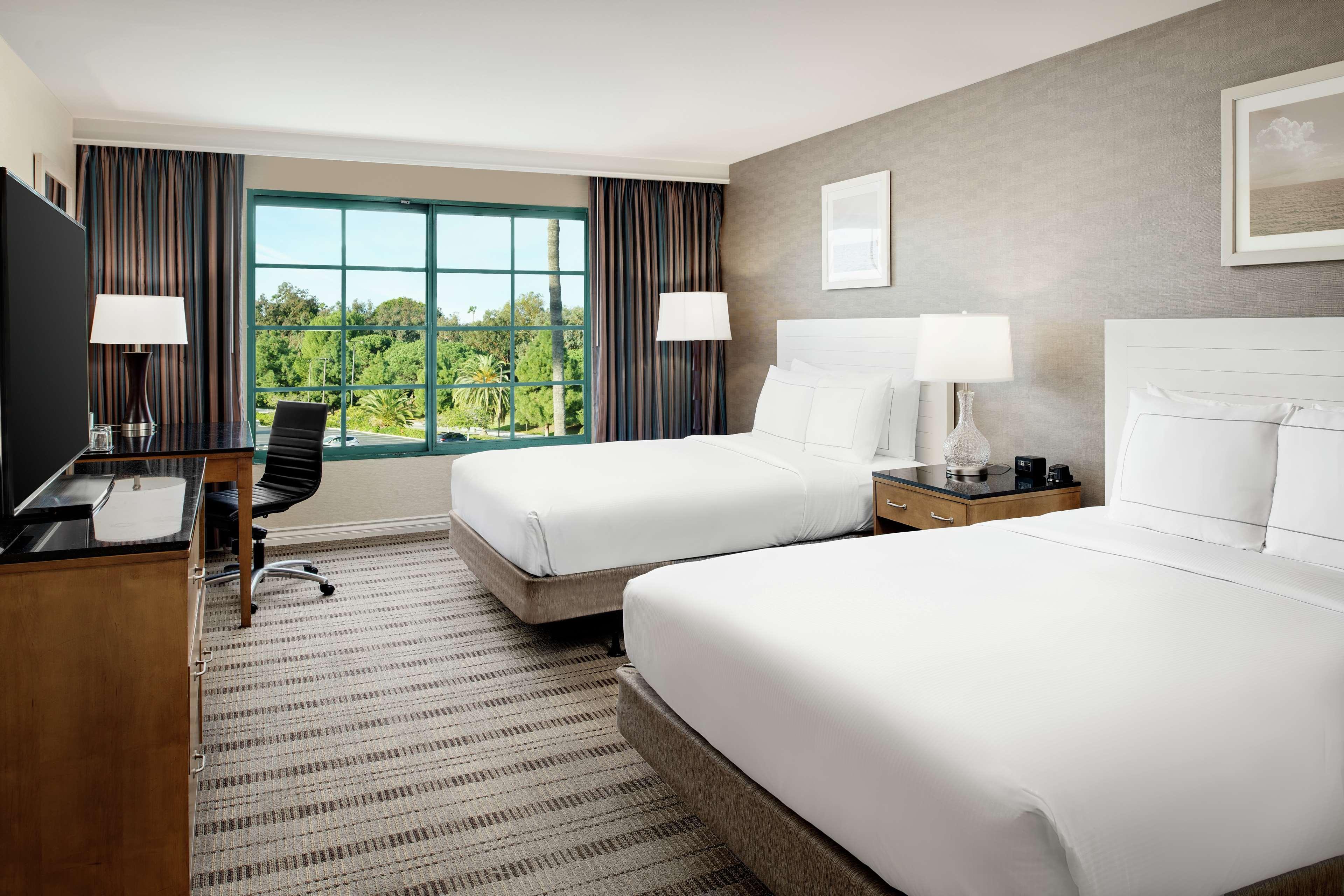 Doubletree By Hilton San Pedro Hotel Long Beach Exterior photo