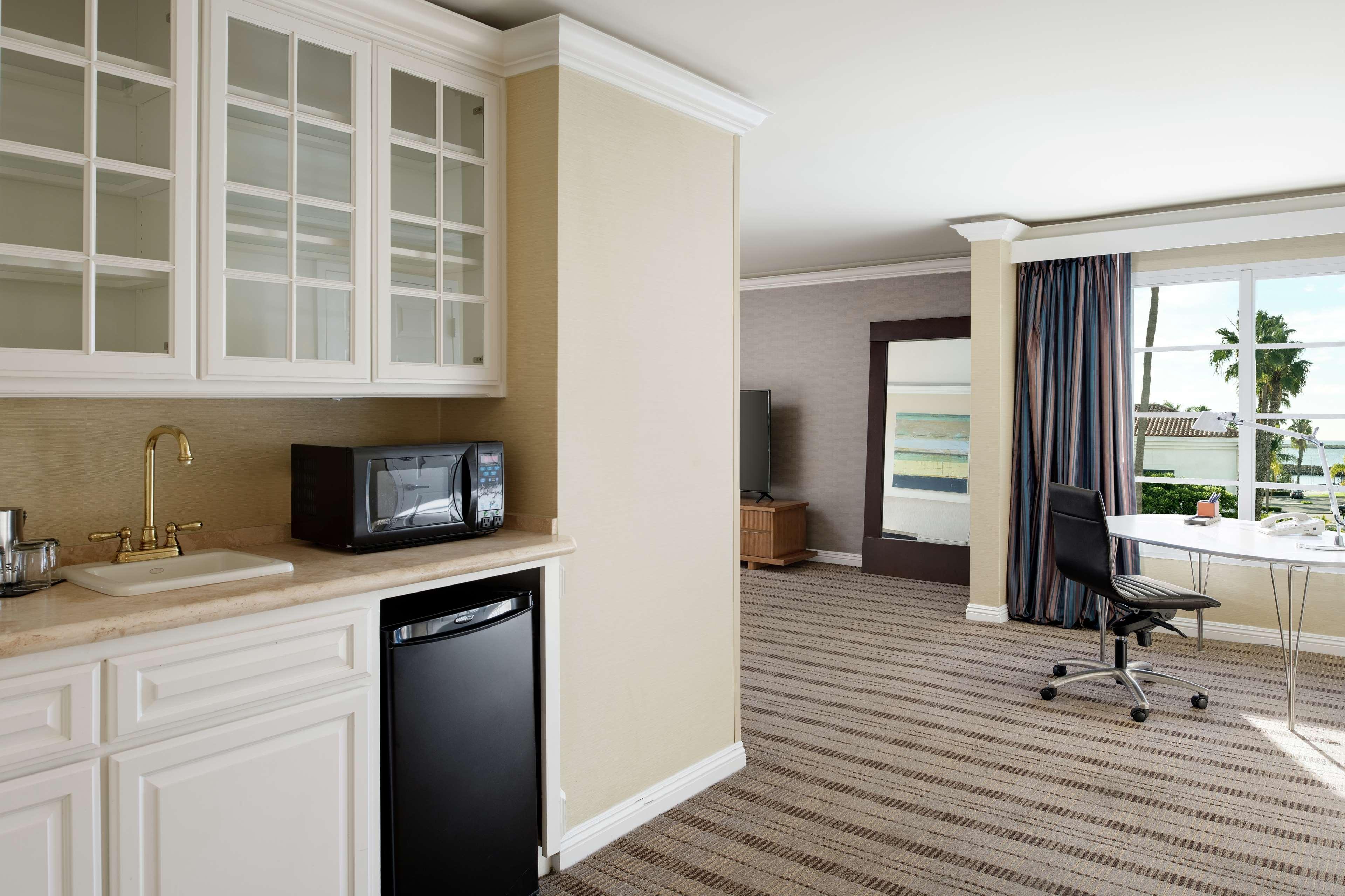 Doubletree By Hilton San Pedro Hotel Long Beach Exterior photo